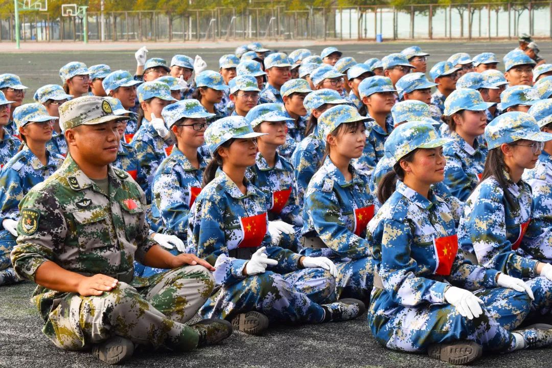 站军姿是军训必备课《迷惑军训》观展须知:保持微笑 不要皱眉 记得点"