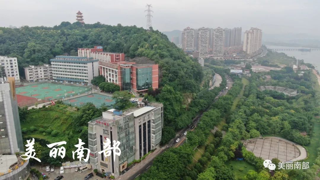 南部中学东区大门图片