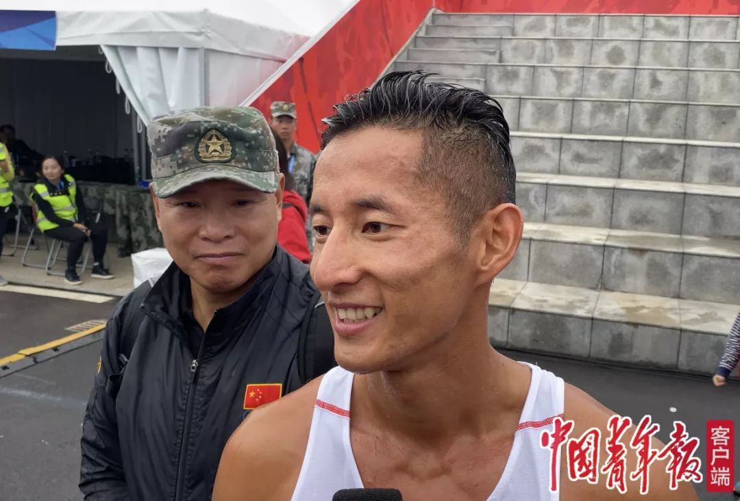 绝对实力要冲线了子弹哥还抬手看了4次表