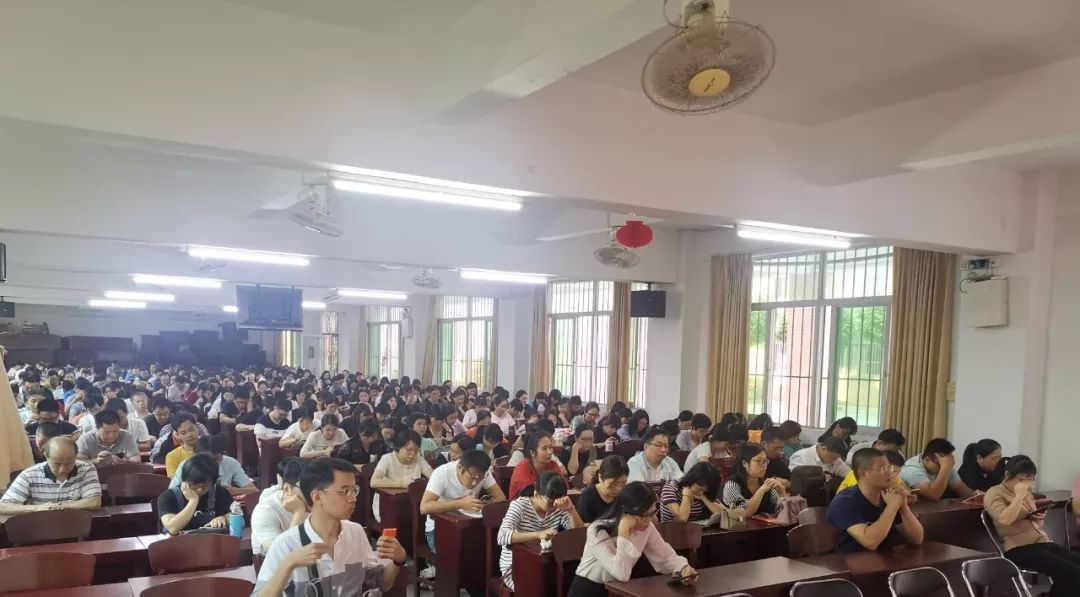(普宁市城东中学通讯员:黄喜全)会议的第二部分是党员"不忘初心,牢记