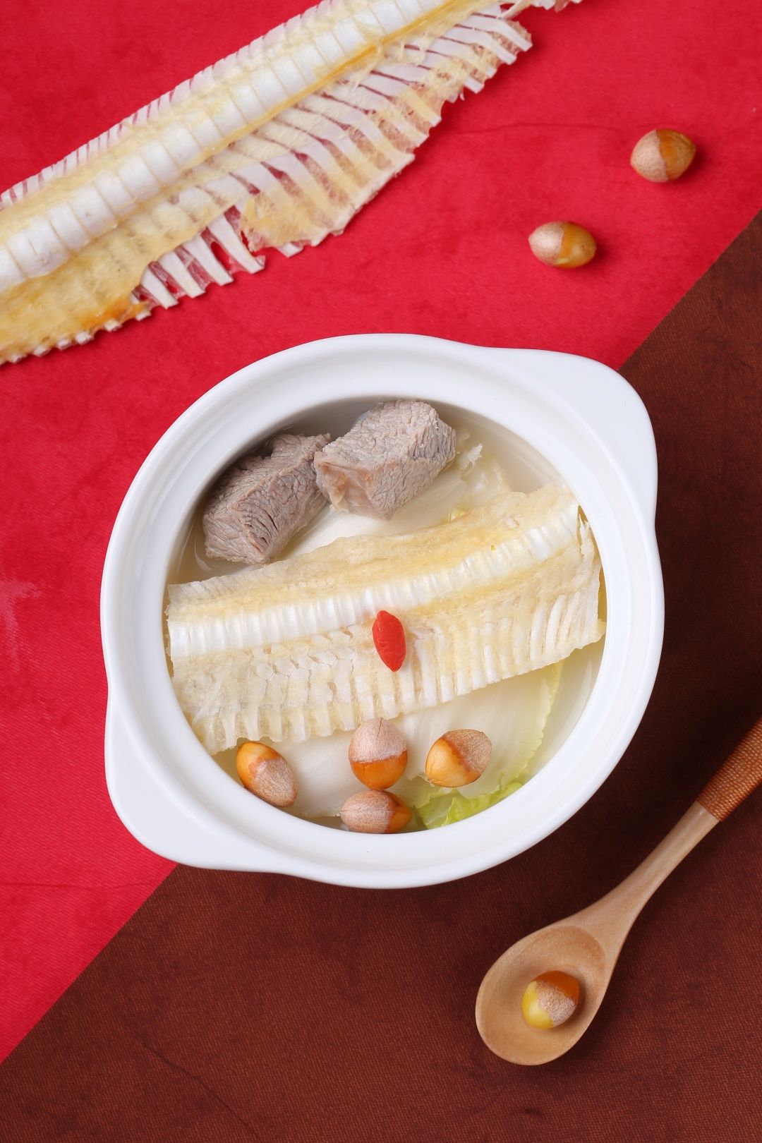 白果炖鲨鱼骨——茯苓生蚝汤——淮山玉竹炖老鸭——鸡汤竹燕窝