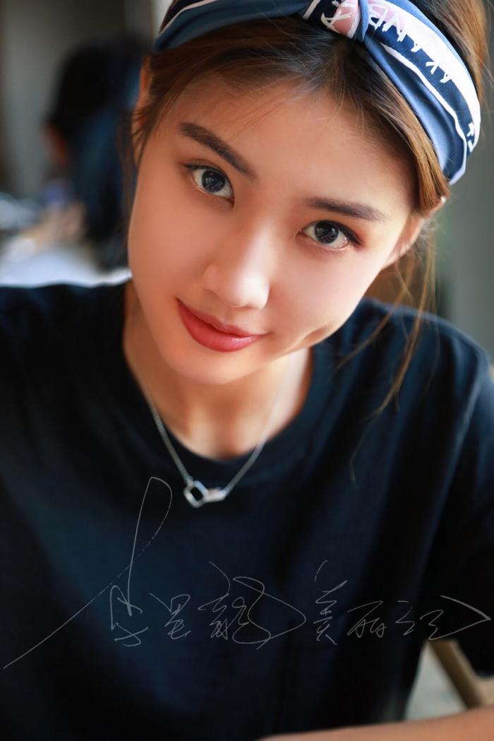 甜美酒窝少女燕瘦,肉身水蜜桃,暗送秋波媚眼迷离