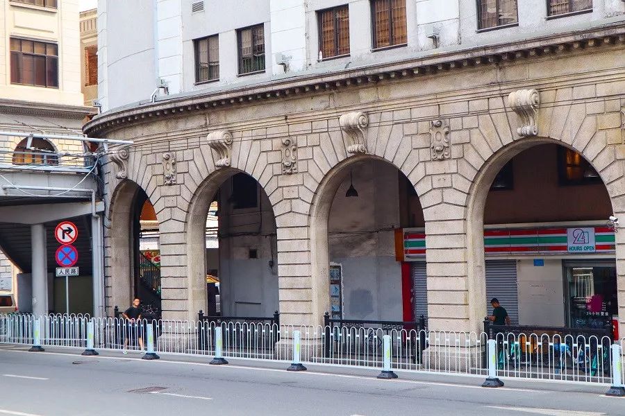 80年间,看台用三层混凝土制的筒形拱上,形成三圈不同高度的环形券廊