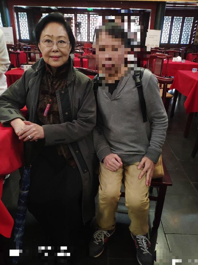 后来她又与达斡尔族男演员敖醒晨结婚.