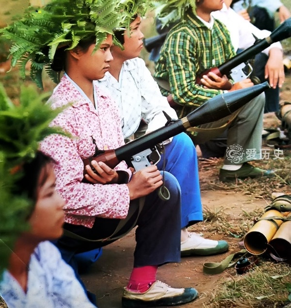 原创70年代日本人走进中国军营感叹威武之师训练场上的标语依然有效