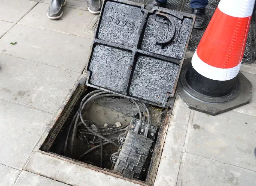 人行道新材料铺装井盖小型化试点你不知道的城市微治理我们现场摆