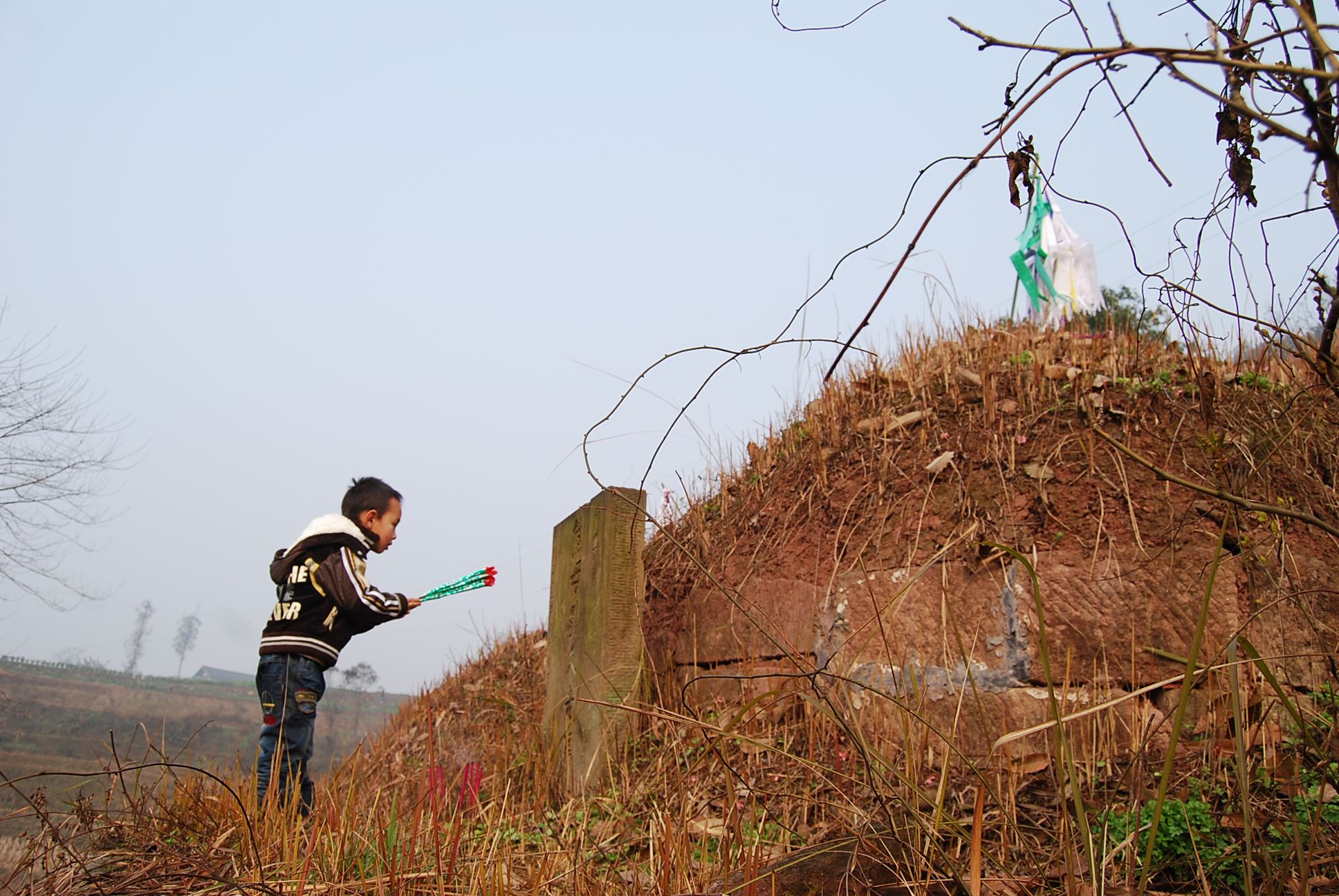 农村人上坟祭祖结果弄错坟头烧纸敬香在别人家祖坟该怎么办