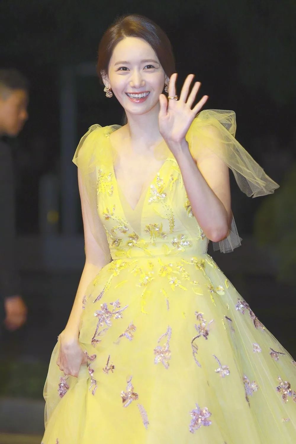 红色连衣裙真的超美 林允儿釜山开幕式红毯