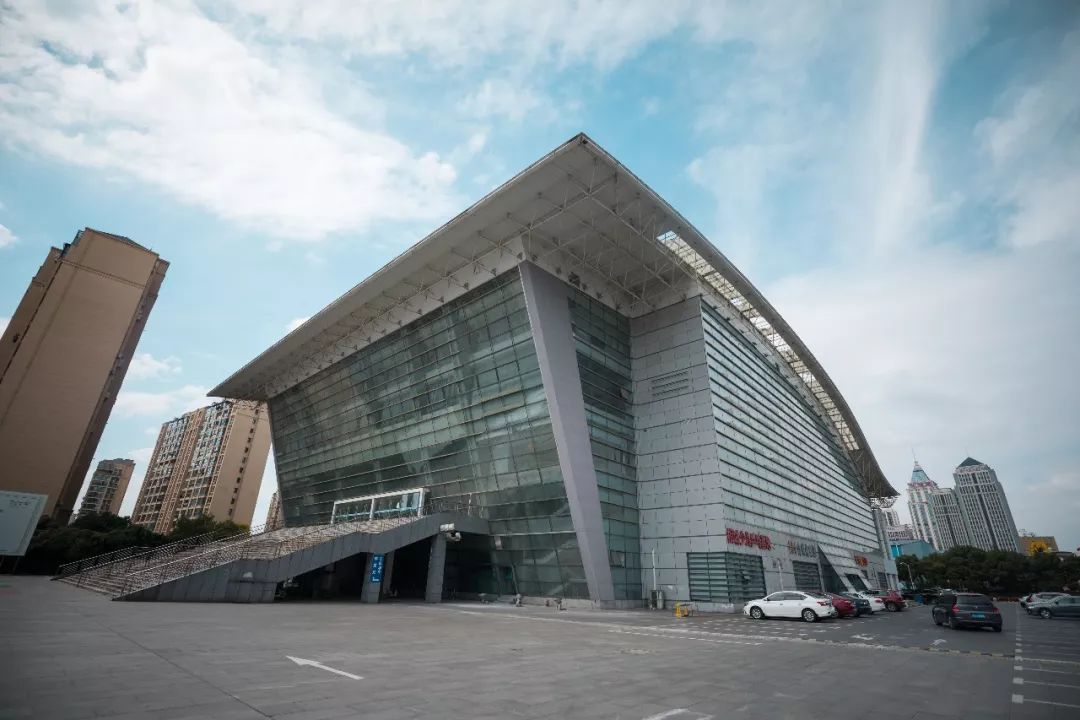 备受运动爱好者的青睐相城区体育艺术馆就一直自2004年开放运营以来