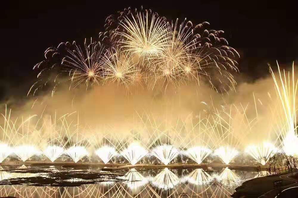 昨夜上栗花炮文化博览园迎来第一场烟花雨