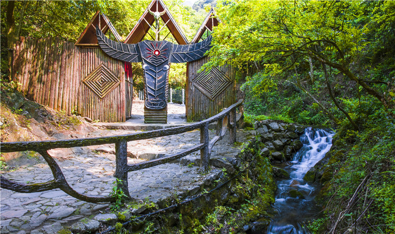 千岛秘境景区由鬼城,野人谷,浴场,天然氧吧等景点构成.