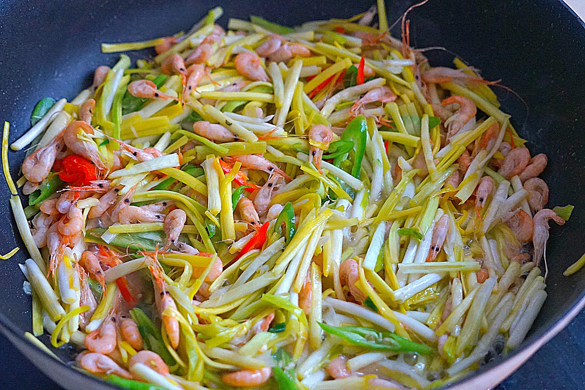 我是爱做美食的糖糖小厨,如果您对河虾炒蒜黄