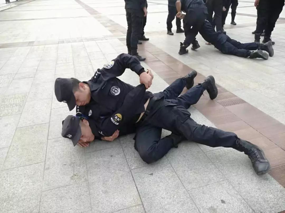 特警队员在进行分组演练演练队员通过重装与轻装的队形结合,新式盾牌