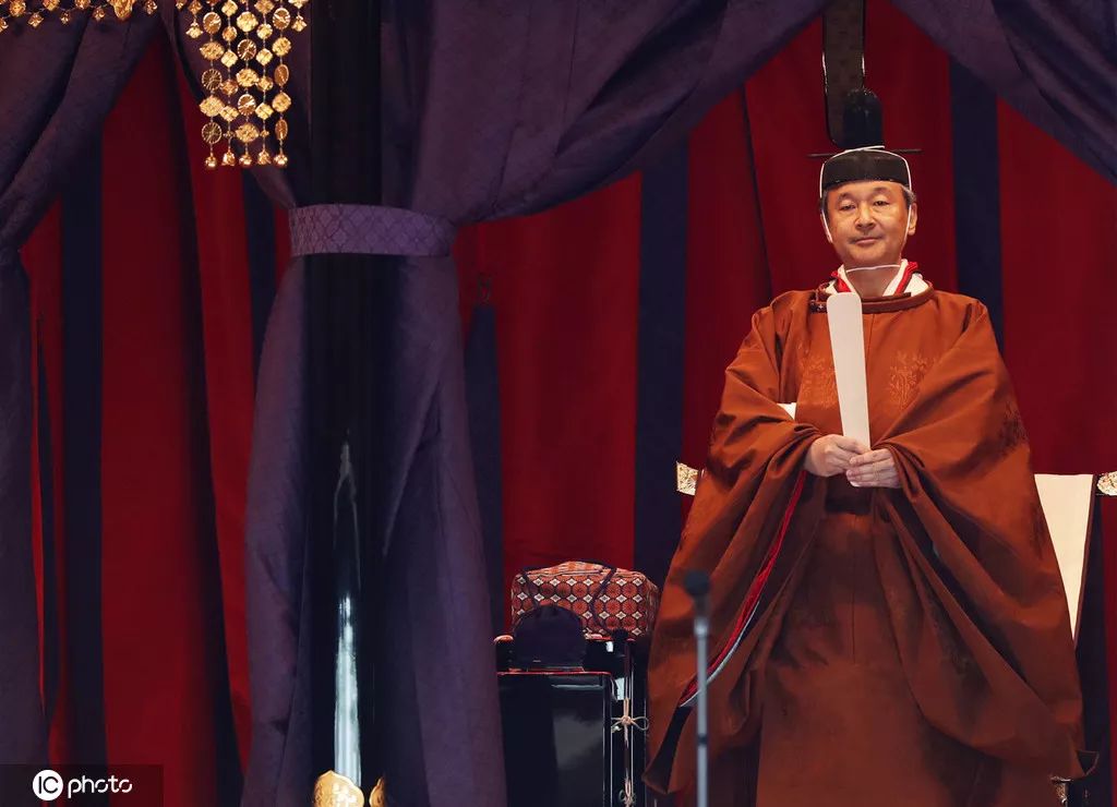 日本德仁天皇正式宣布即位首相安倍晋三带头三呼万岁