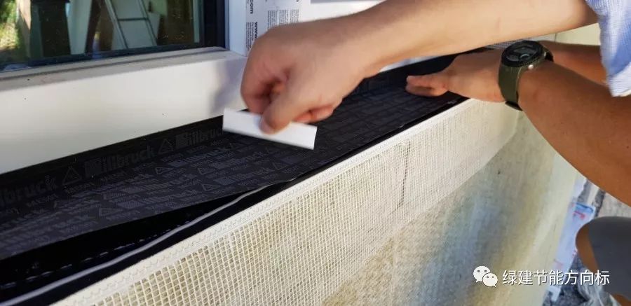 窗下口铺设防水材料施工