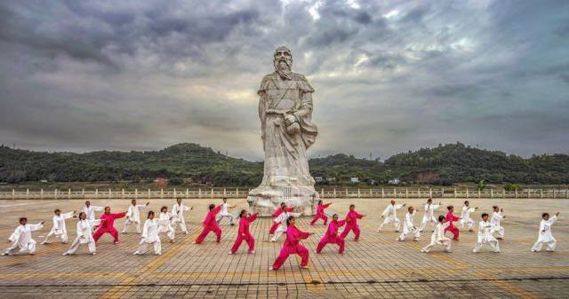 八百寿星商贤大夫彭祖,生于彭山,也息于彭山.
