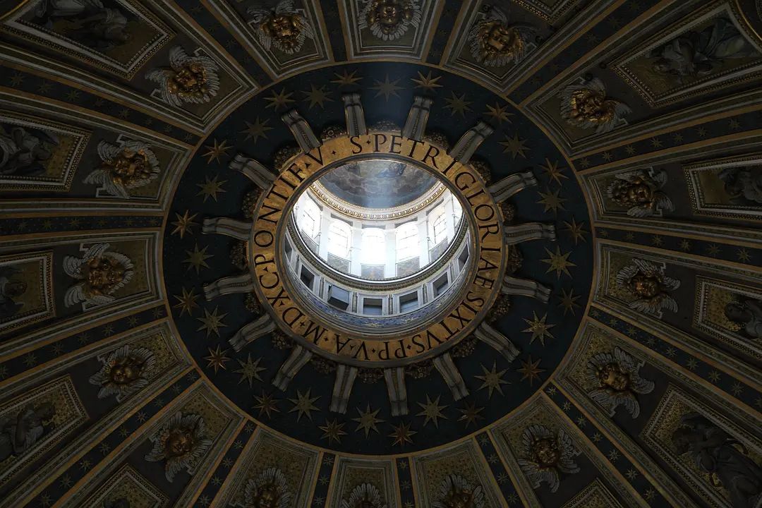 里侧的建筑呈现出别致的赭红色,半圆形的墙体与连续规则的拱券门窗