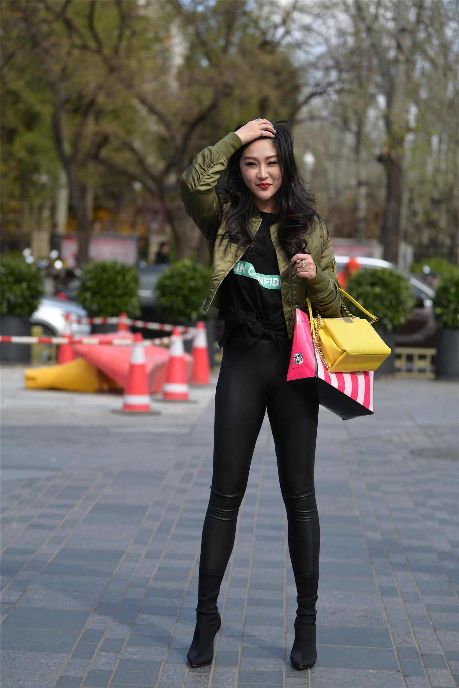 秋天穿着修身皮裤,要搭配一双尖头细跟短靴,显身材还提升气质