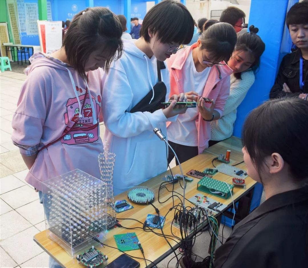 绿色青春科技领航相遇第十八届大学生科技节暨第二届实验室文化节开幕