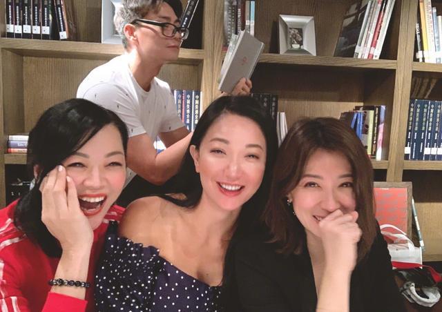 贾静雯晒老友合照自嘲因不显老而发愁眼角皱纹却暴露真实年龄