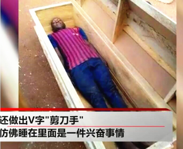 原创21岁小伙睡棺材里玩自拍吸引眼球第二天出车祸身亡村民说他触怒了