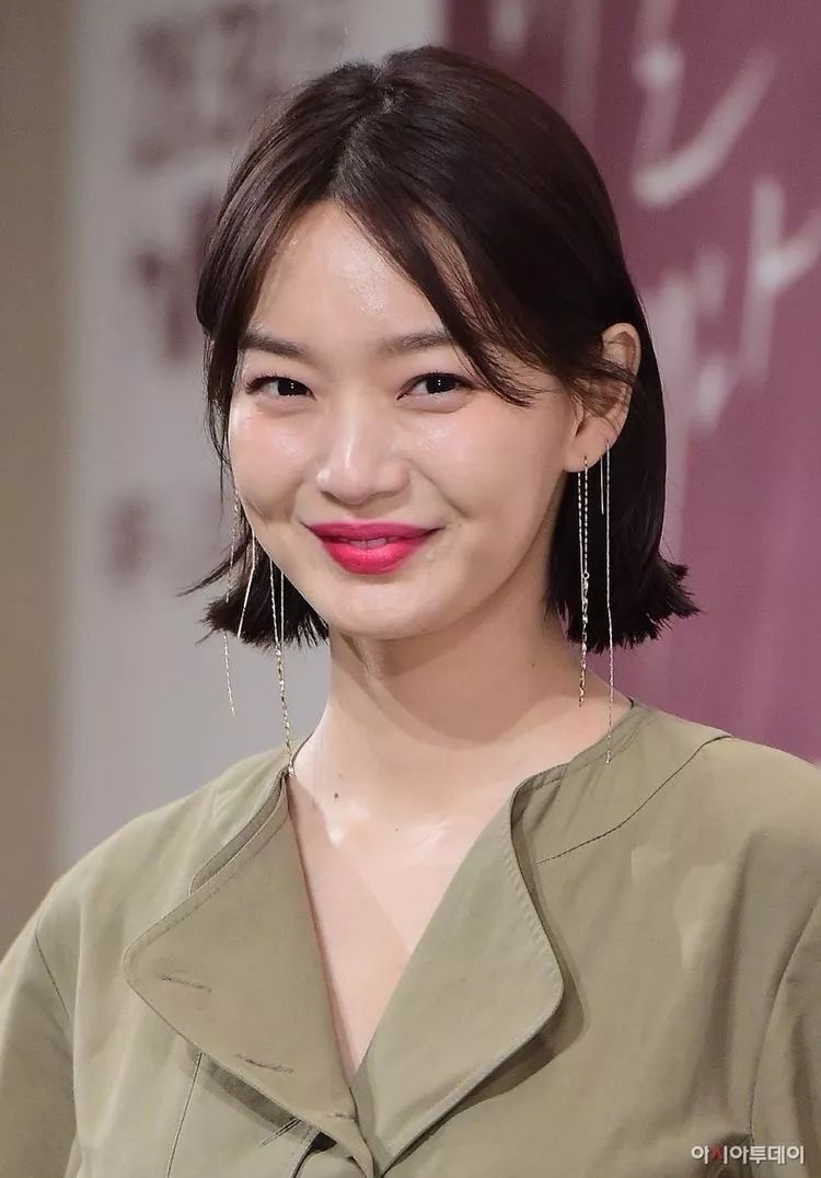 所谓的锁骨发就是长度刚刚到达锁骨,然后将脖子拉长从而给人的感觉很