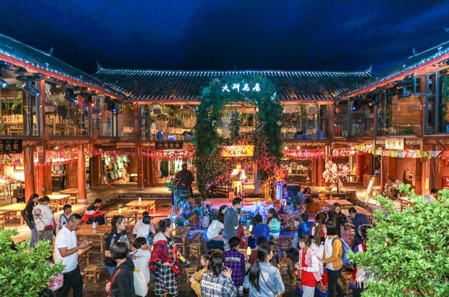 跟朋友把酒共言欢的友情岁月感受到的是丽江的悠闲时光以及还有陈升