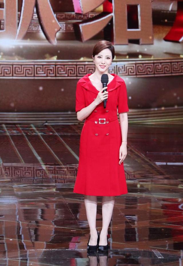 央视主持李思思惊艳亮相一袭红装天鹅颈好绝引得全场尖叫欢呼