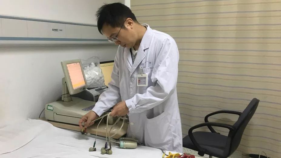 沈杰爱笑的暖医生