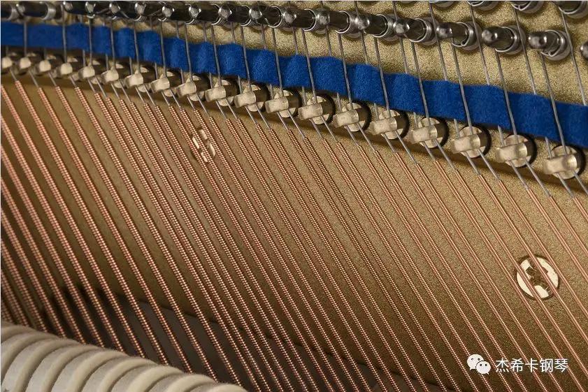 4,听觉配作试装击弦机弦槌,由耳朵最敏锐的整音师