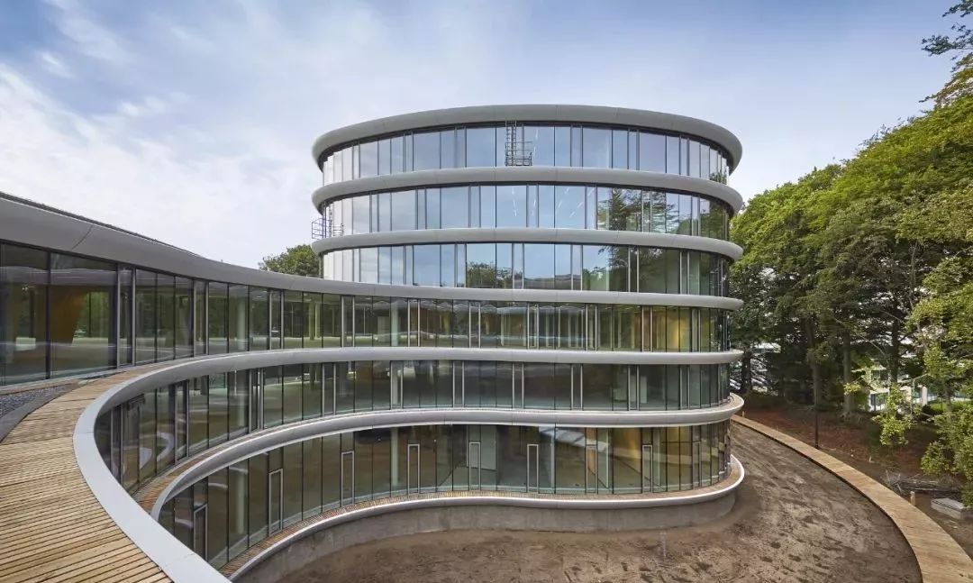 建筑椭圆办公大楼让玻璃亲吻木头