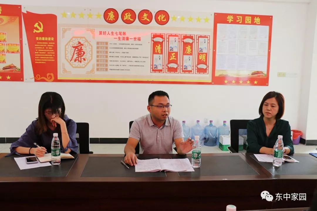 东田中学蔡永南校长向与会名师们简单介绍了学校情况,以及近几年来