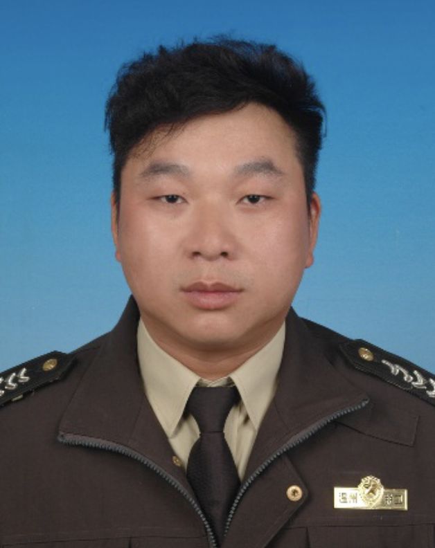 市中西医张东军候选最美后勤人请为他戴上大红花