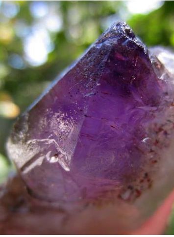 看起来很像极品的紫罗兰翡翠,所以作为日常佩戴也是不错的玉石,还是有