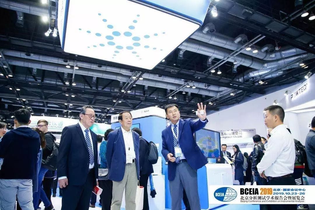 江桂斌院士,程津培院士等重量级嘉宾莅临展览区.