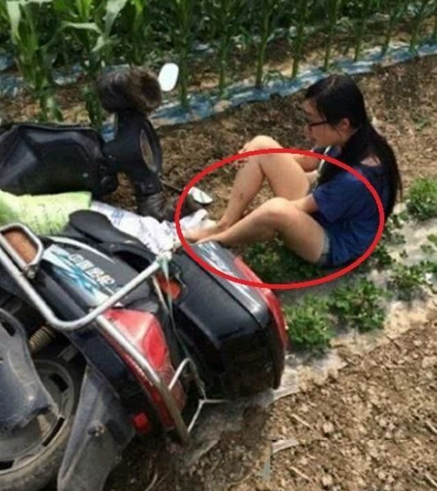 2,妹子,摔疼了吧,地里哪能学骑摩托呀,回不去了多尴尬啊!