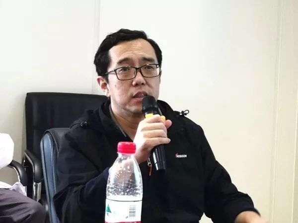 (安阳市人民医院骨科主任左立新以《从tka到uka的转变》为题进行授课)