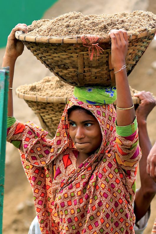 孟加拉国是个发展中国家,首都达卡城里满大街都是为生存而忙碌的人