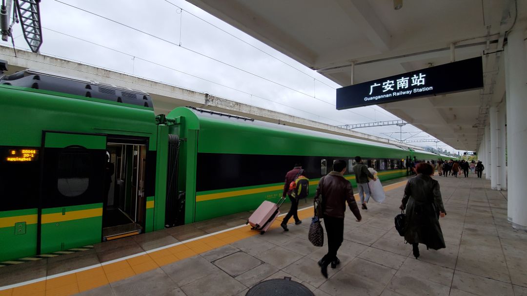 视频丨刚刚广安至重庆首班绿巨人动车开跑420多名旅客尝鲜出行