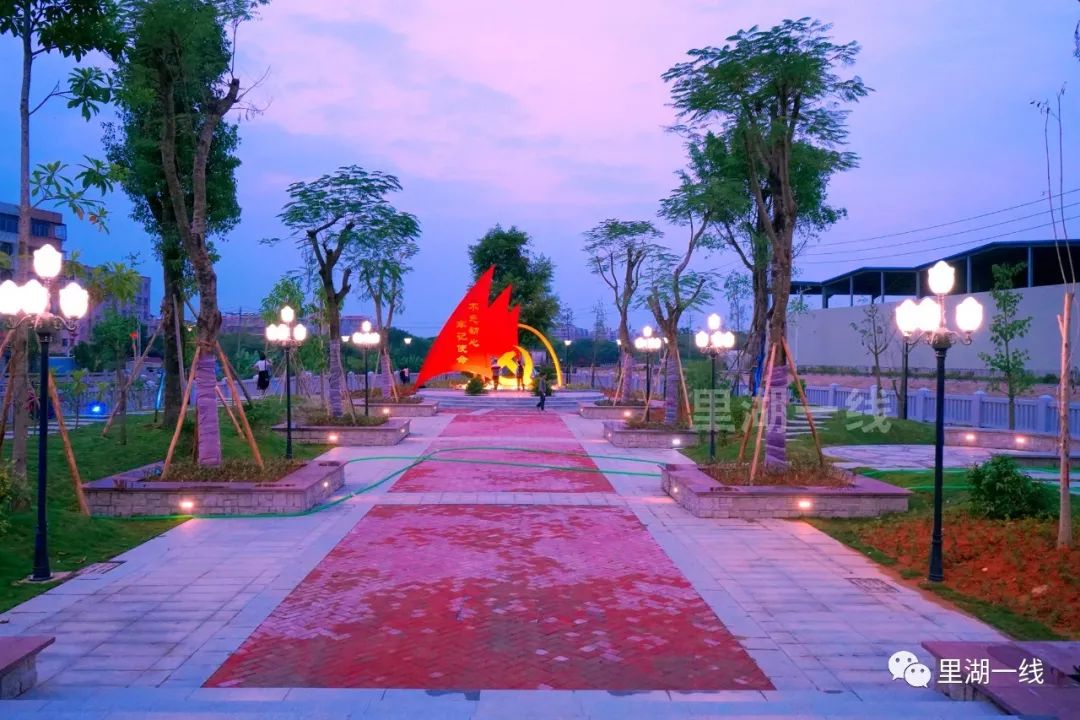 这就是如今里湖一处美丽的网红夜景,地处里湖火烧溪与长美溪的新公园