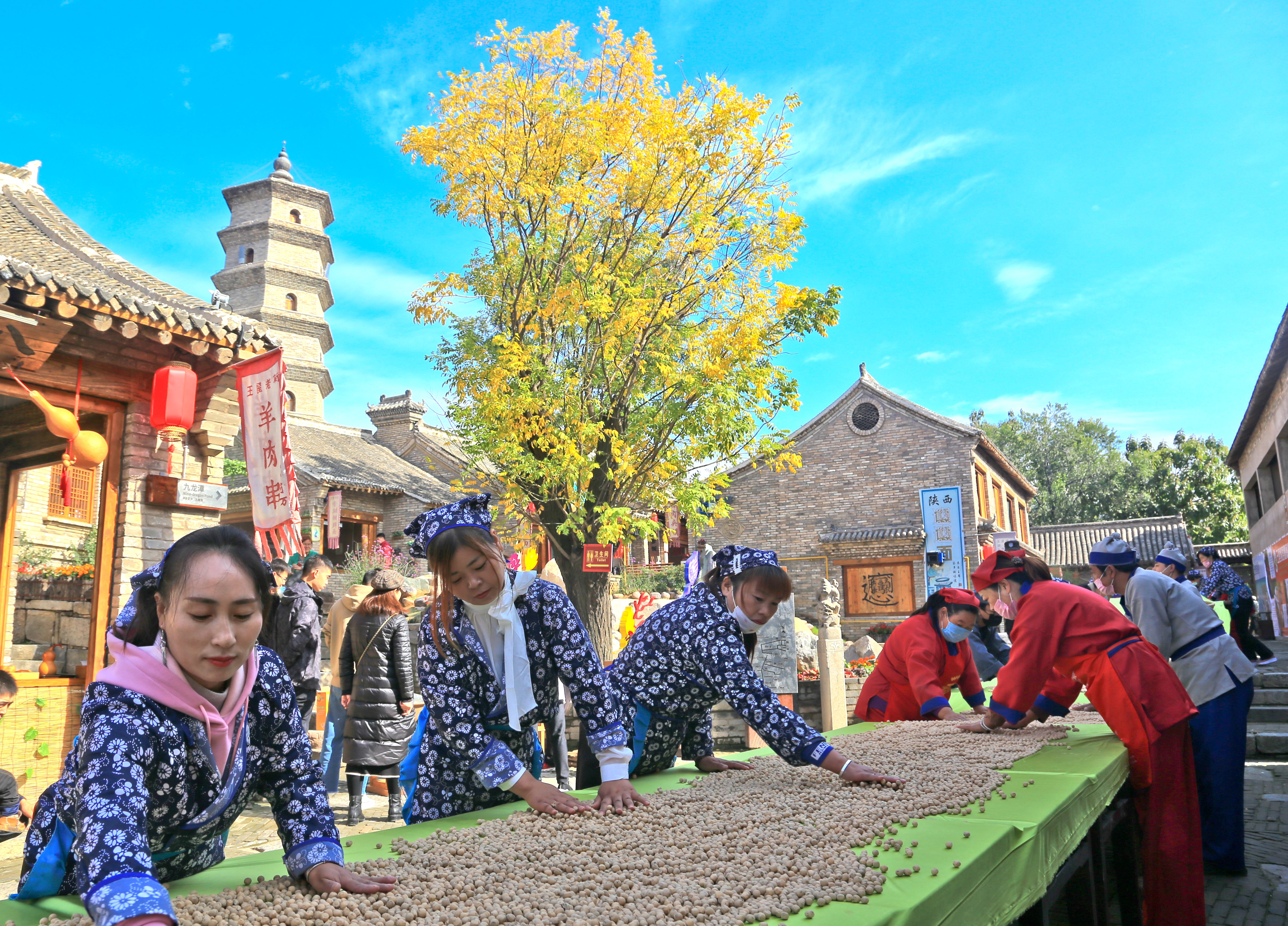 10月25日,王屋山下的王屋老街,民众正在集中凉晒