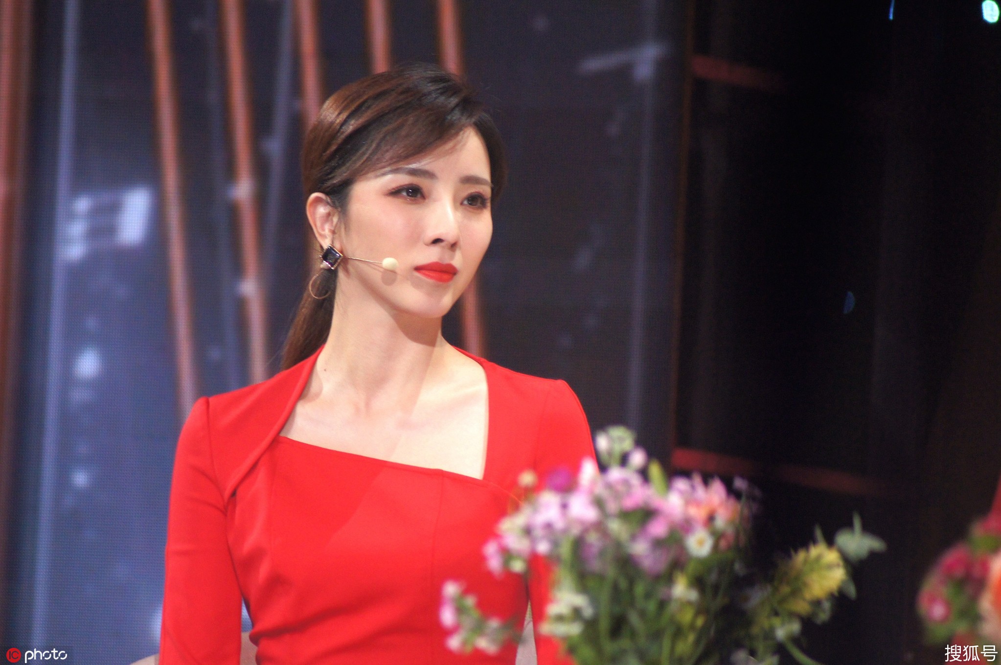 李思思红衣红唇抢眼球,举止得体真"董卿接班人"