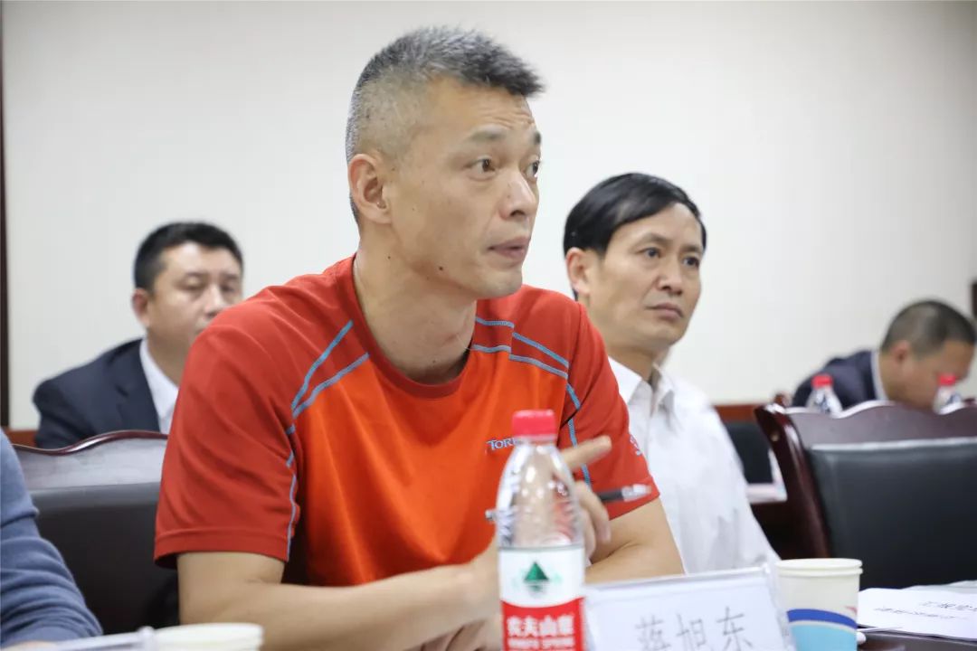 会上,四川销售公司投资建设管理处处长蒋旭东通报了油气合建站项目