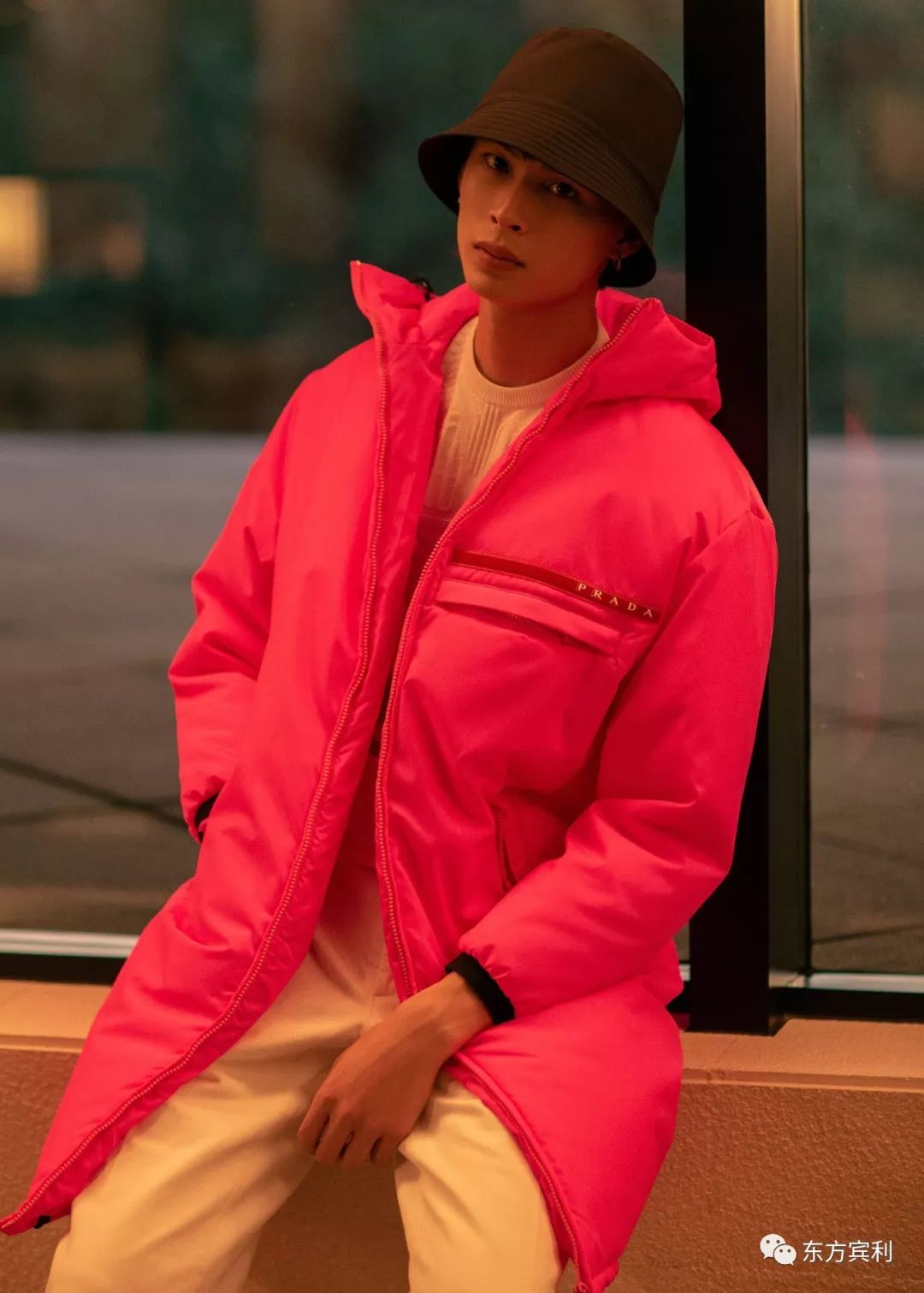 同样身穿荧光色的还有东方宾利模特杨昊明星郑爽身穿荧光色抢眼亮相