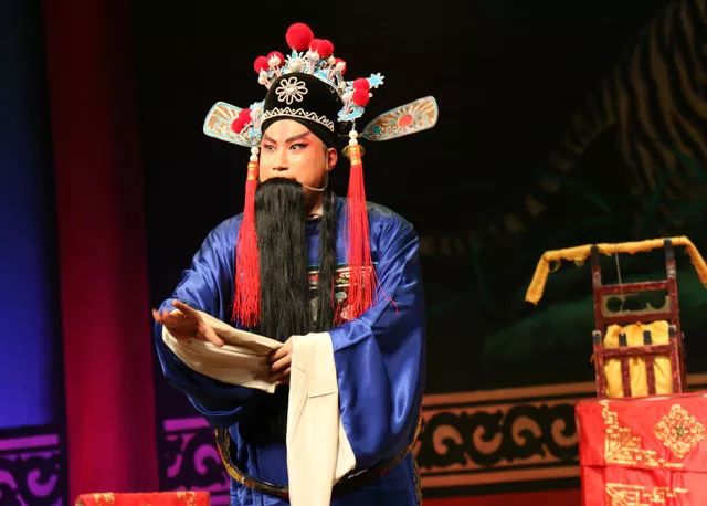 生行角色都是素脸的除红生和勾脸的武生以外以及娃娃生等多种专行须生