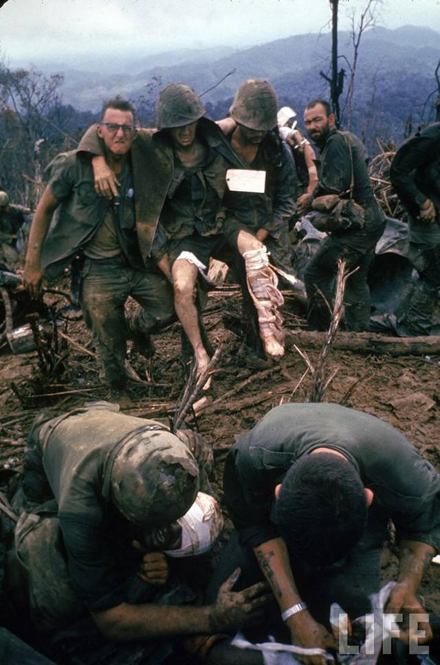 越南战争战场上的美军彩照:被炸得头破血流,战友之间互相救援