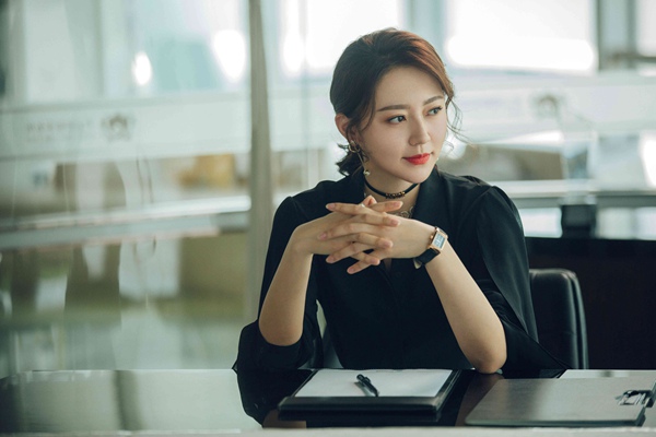 2019年里,黄梦莹在《逆流而上的你》中演绎了骄傲,率性的空姐高蜜;在