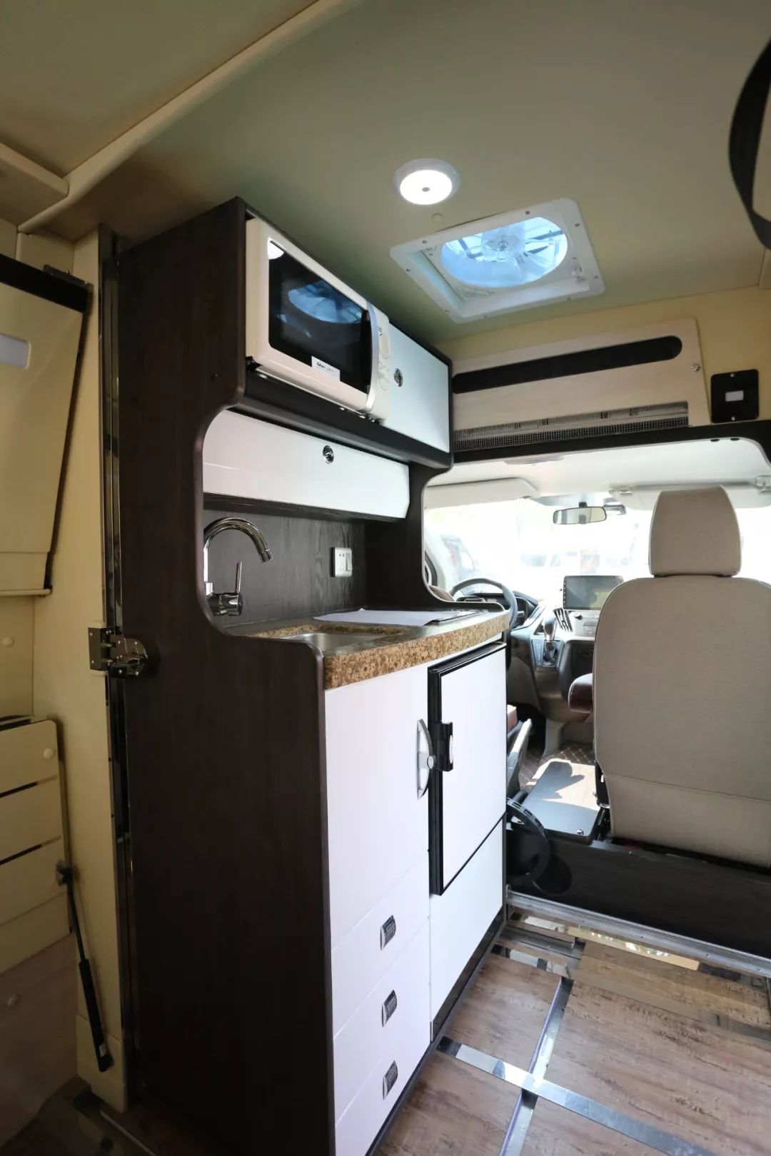 隐藏卫生间魔术折叠床途酷新全顺自动挡b型房车有多酷