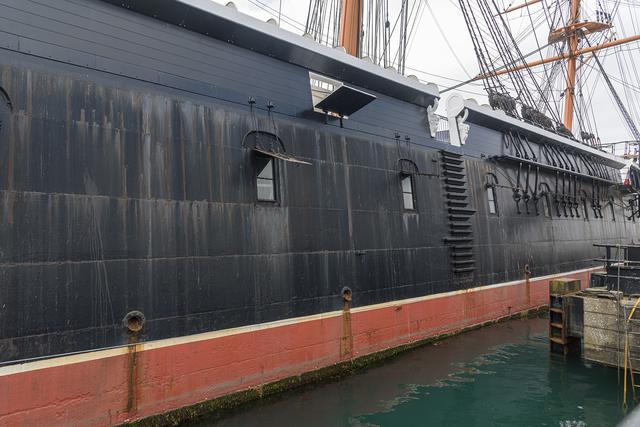 舱锅炉仓下层甲板两侧共布置有26门68磅前装滑膛炮步枪架舰长室军官