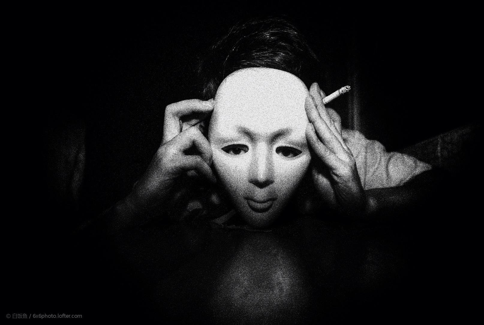 在职场中,虚伪的人都有哪些表现:1,爱贪小便宜在办公室,虚伪的人一个